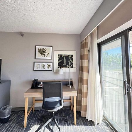 Отель Wingate By Wyndham Lincoln Airport East Экстерьер фото
