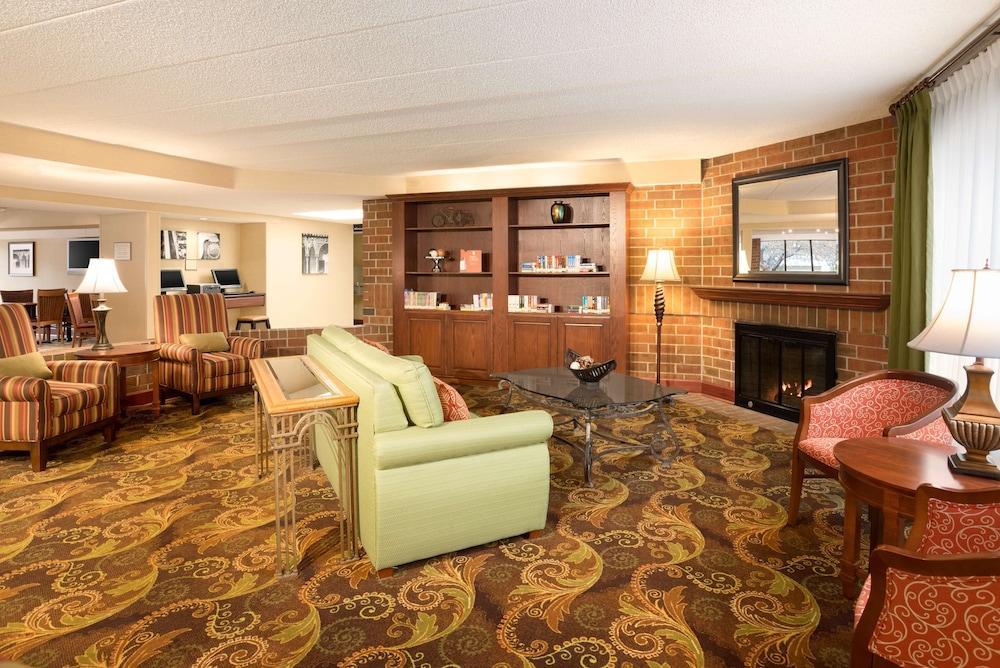 Отель Wingate By Wyndham Lincoln Airport East Экстерьер фото