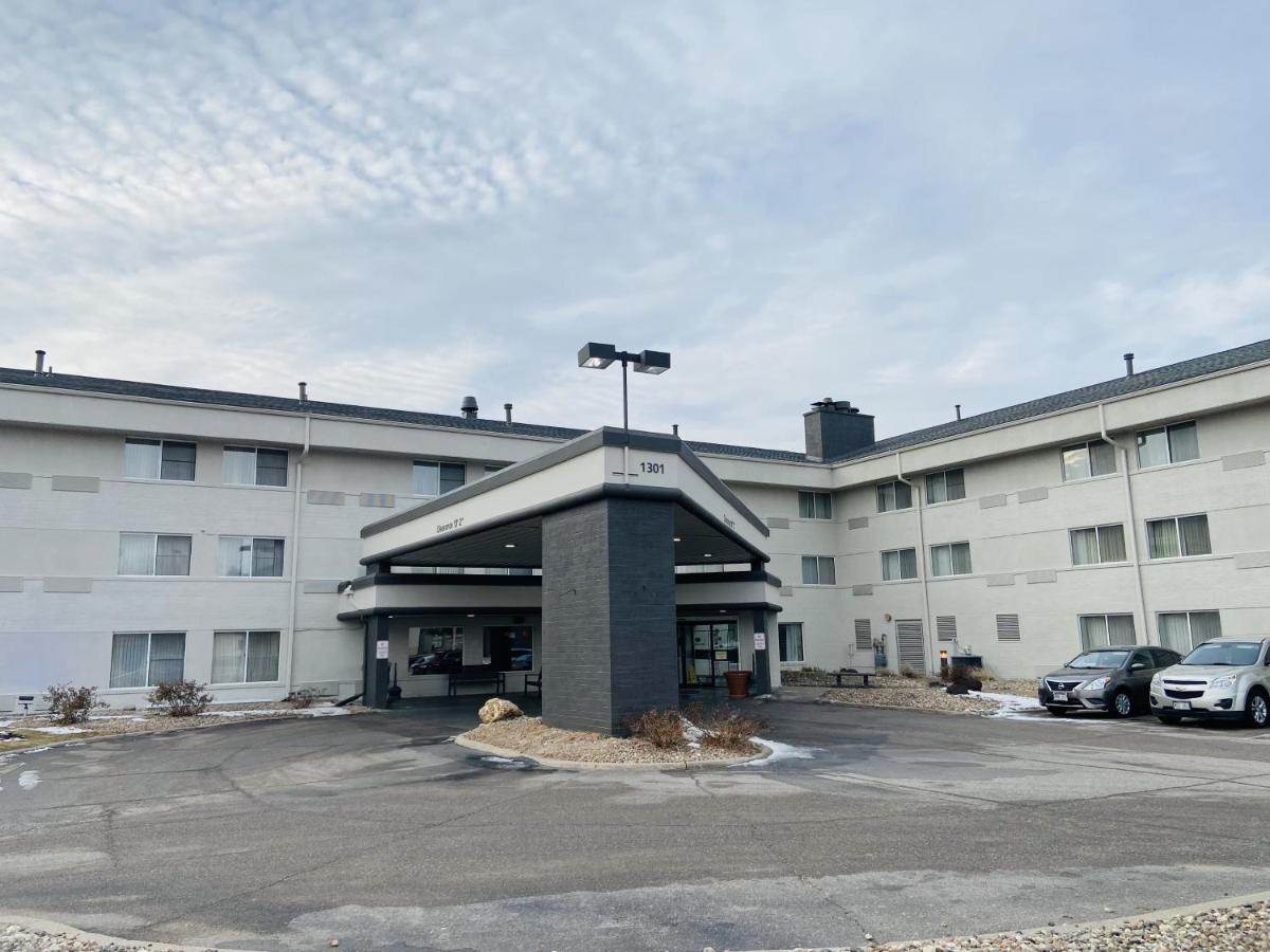 Отель Wingate By Wyndham Lincoln Airport East Экстерьер фото
