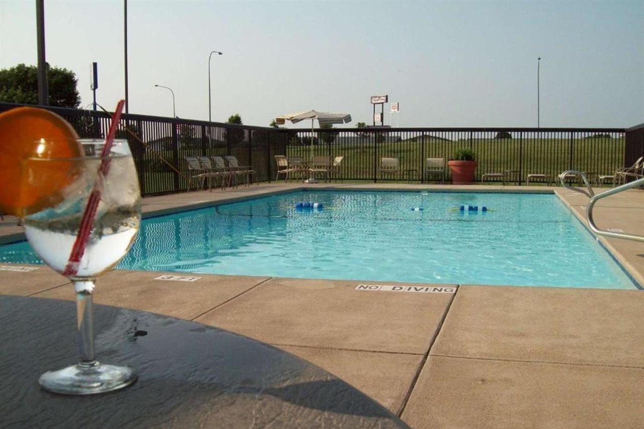 Отель Wingate By Wyndham Lincoln Airport East Экстерьер фото