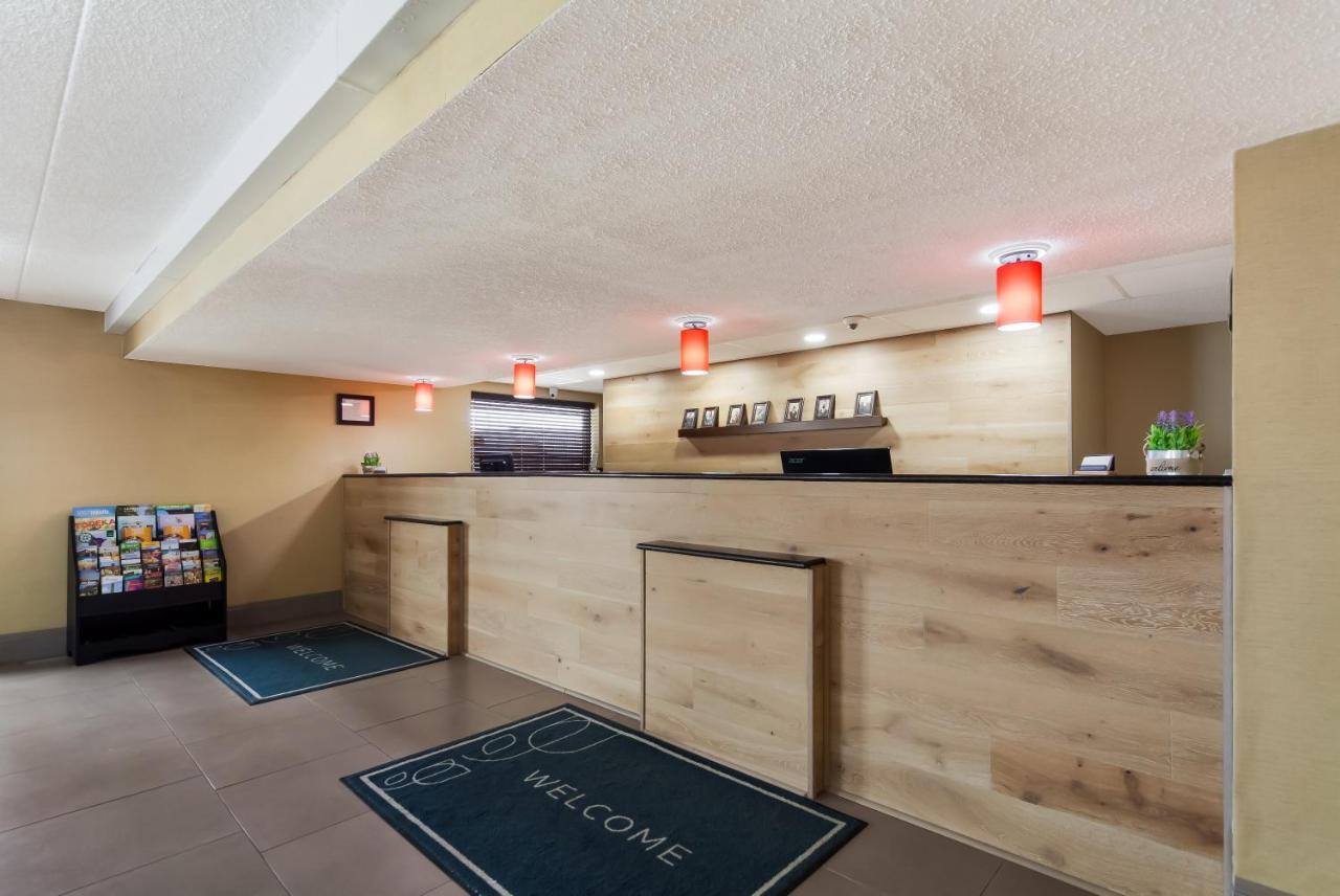 Отель Wingate By Wyndham Lincoln Airport East Экстерьер фото