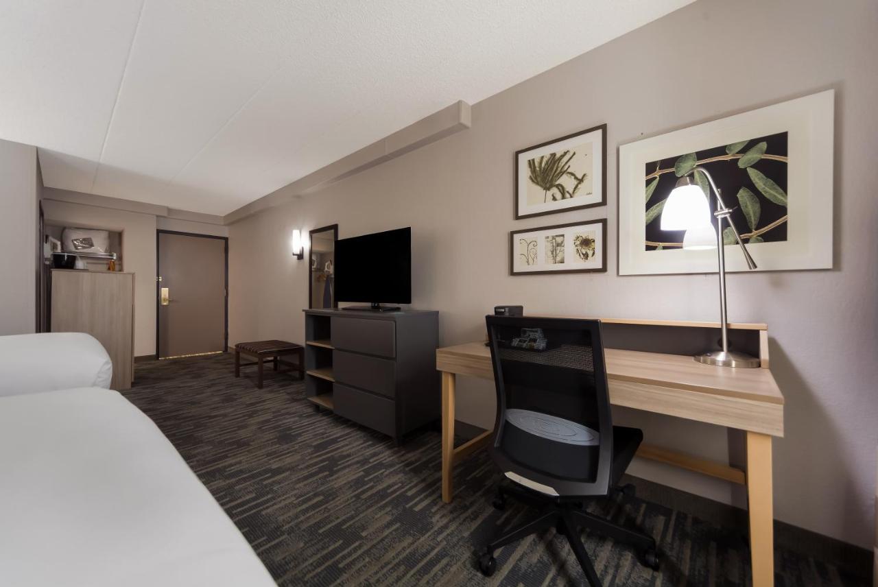 Отель Wingate By Wyndham Lincoln Airport East Экстерьер фото