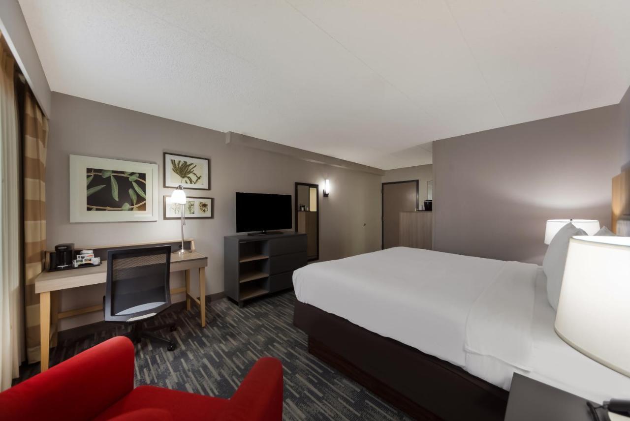 Отель Wingate By Wyndham Lincoln Airport East Экстерьер фото