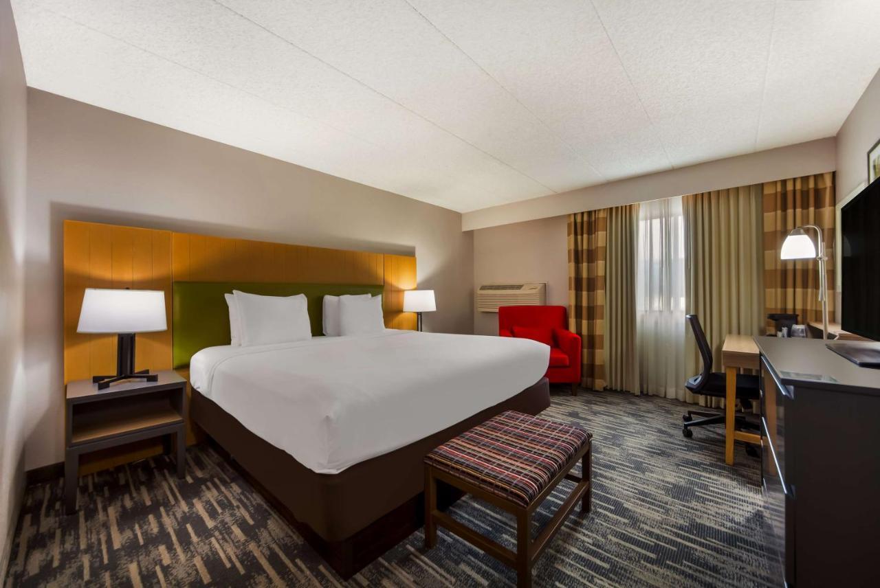 Отель Wingate By Wyndham Lincoln Airport East Экстерьер фото