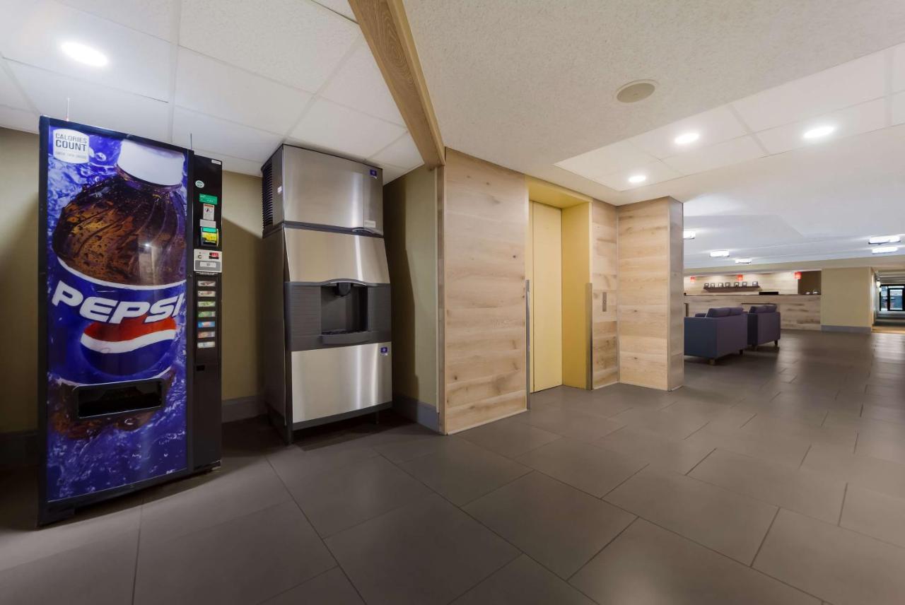 Отель Wingate By Wyndham Lincoln Airport East Экстерьер фото