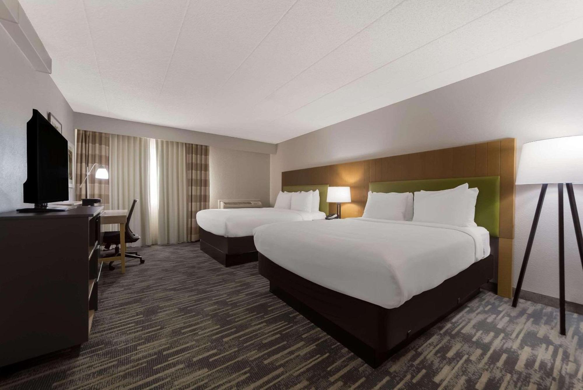 Отель Wingate By Wyndham Lincoln Airport East Экстерьер фото