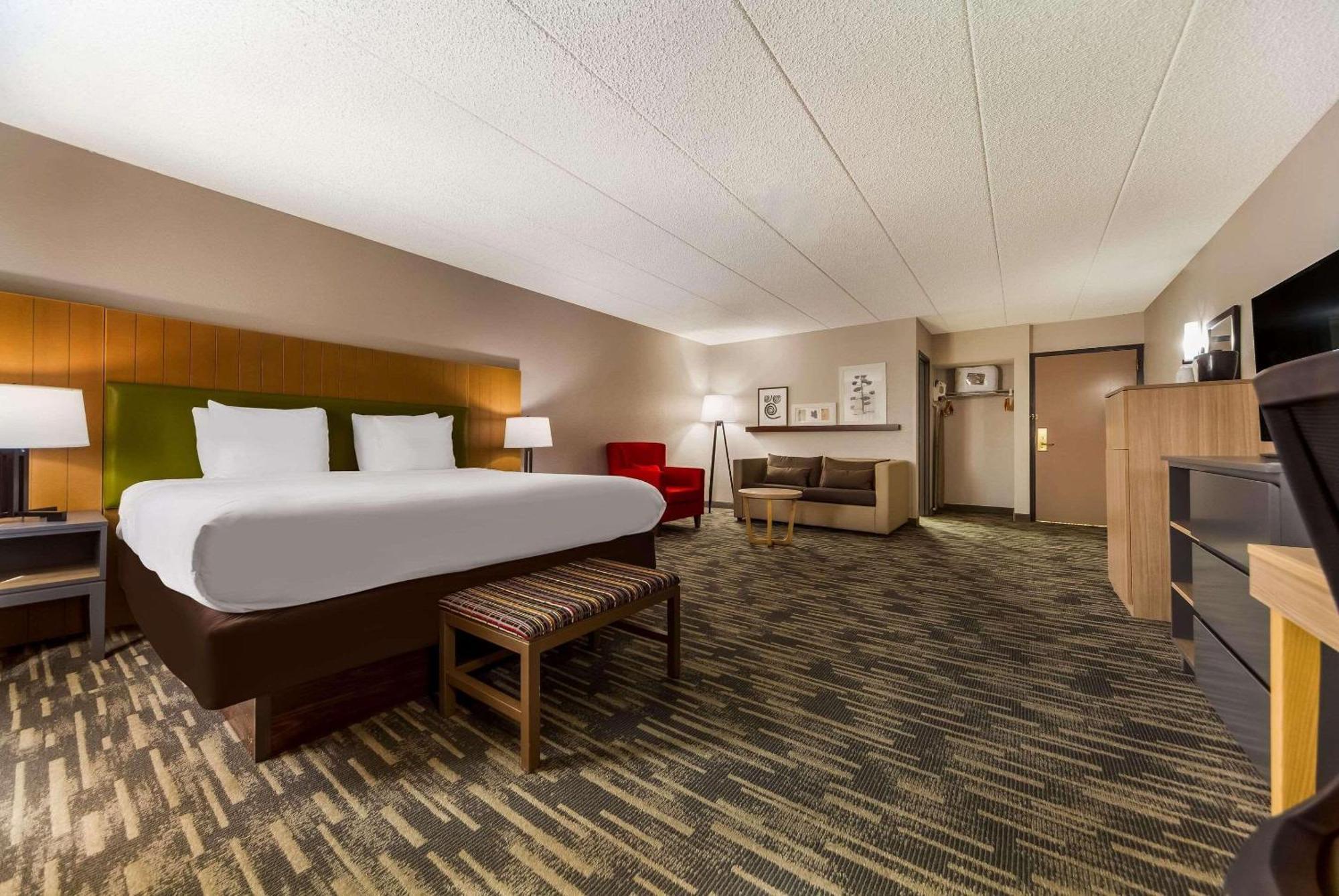 Отель Wingate By Wyndham Lincoln Airport East Экстерьер фото