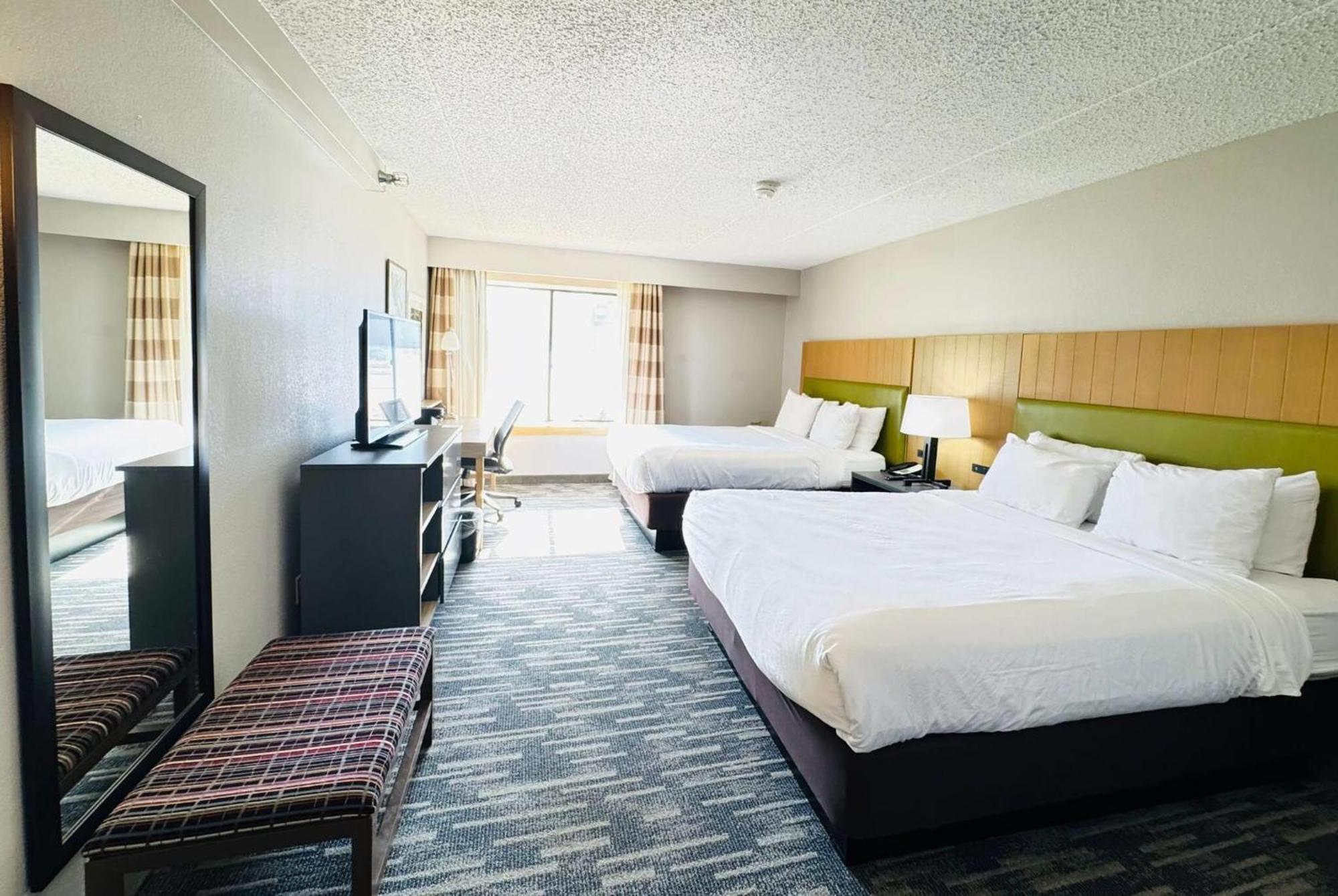 Отель Wingate By Wyndham Lincoln Airport East Экстерьер фото