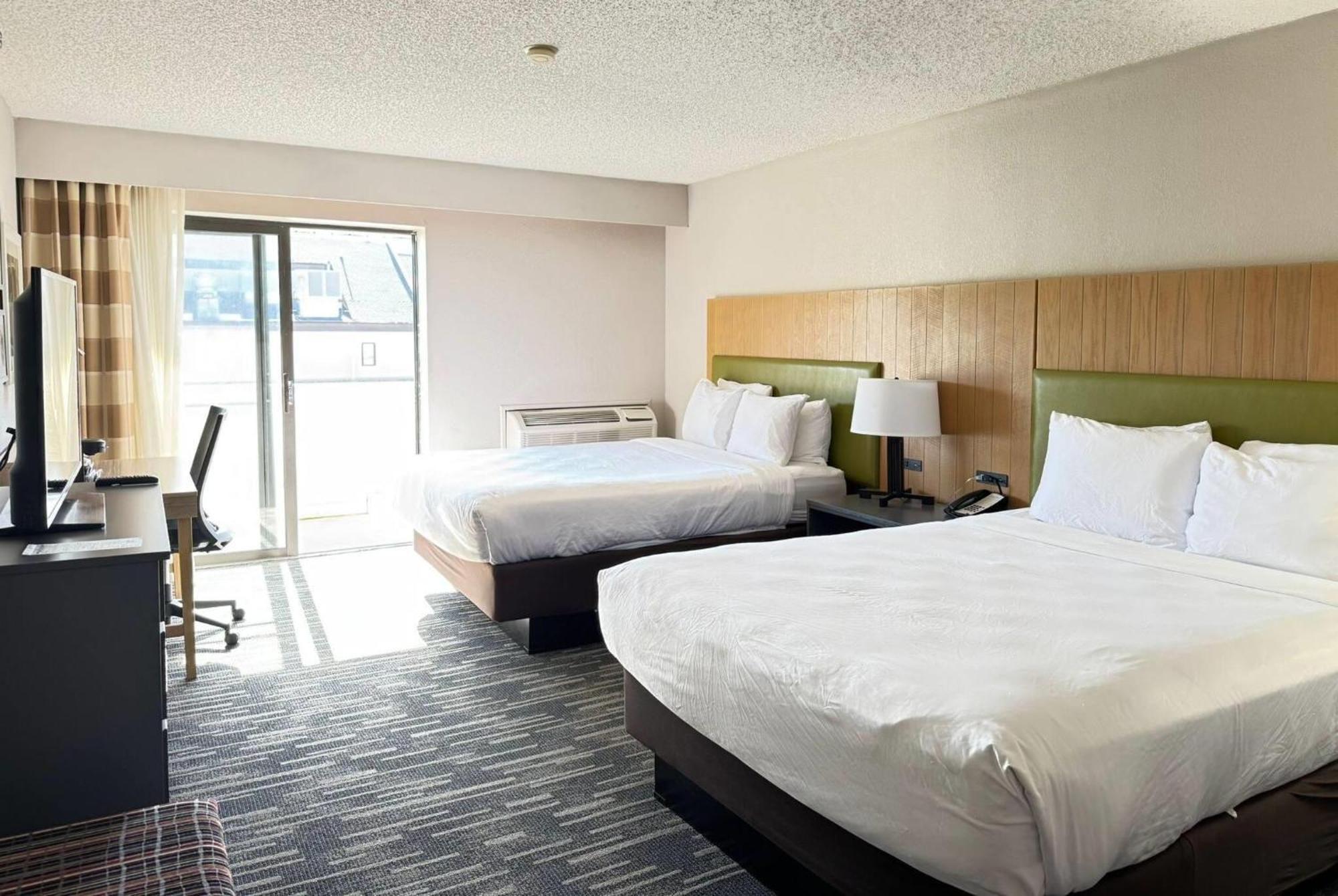 Отель Wingate By Wyndham Lincoln Airport East Экстерьер фото